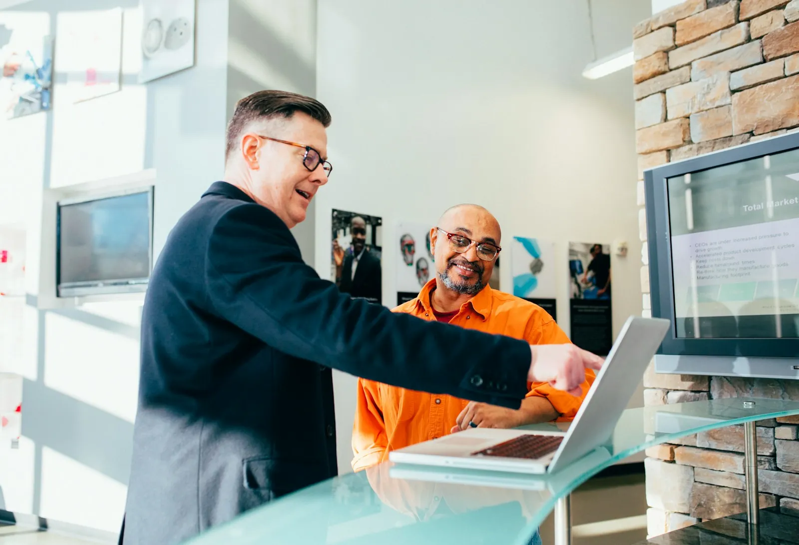 Vendedor apresentando informações no notebook para um cliente