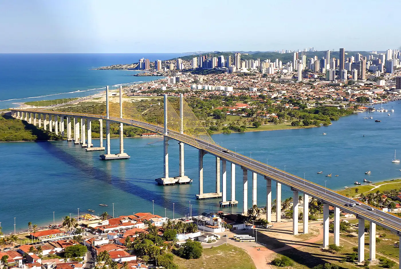 Vista aérea de Natal (RN) com a Ponte Newton Navarro sobre a foz do Rio Potengi