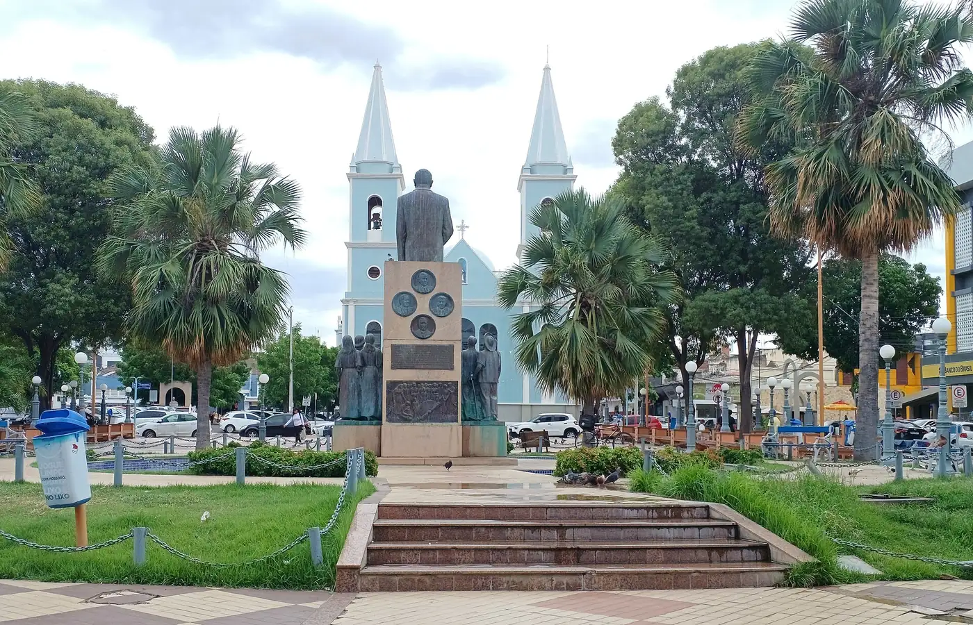 Praça Vigário Antônio Joaquim e a Catedral de Santa Luzia, no Centro de Mossoró (RN)