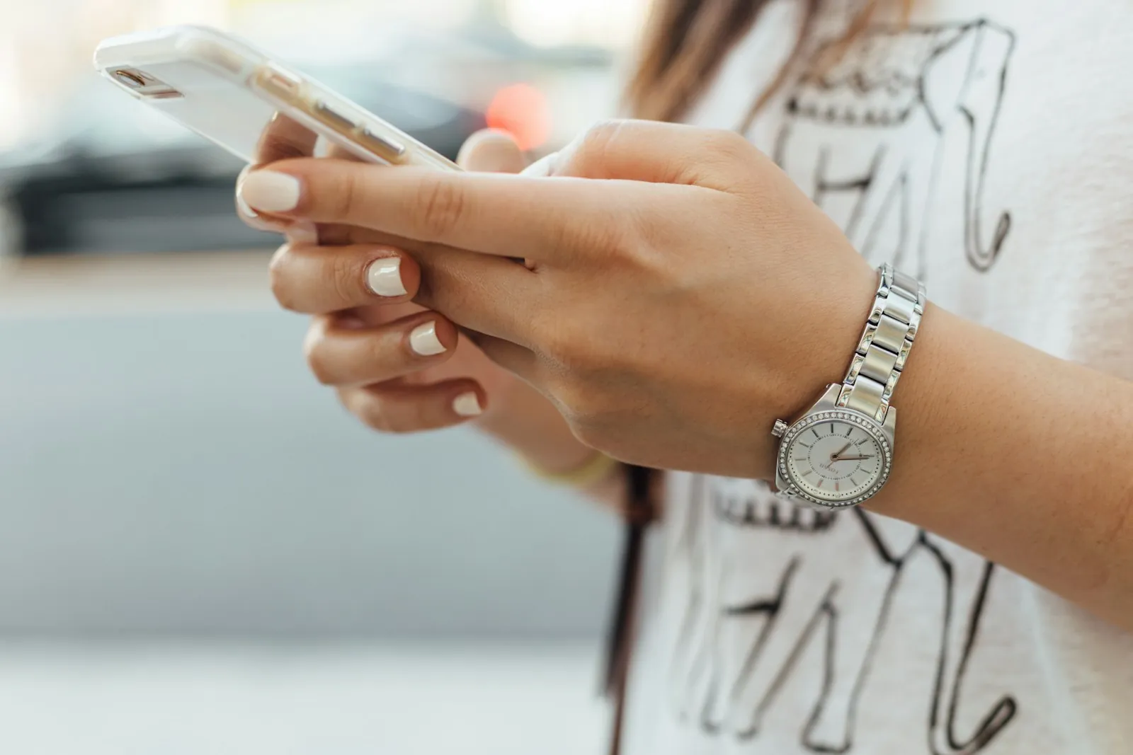 Profissional usando o smartphone para responder mensagens de clientes